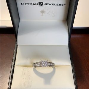 Princess cut Diamond engagement ring